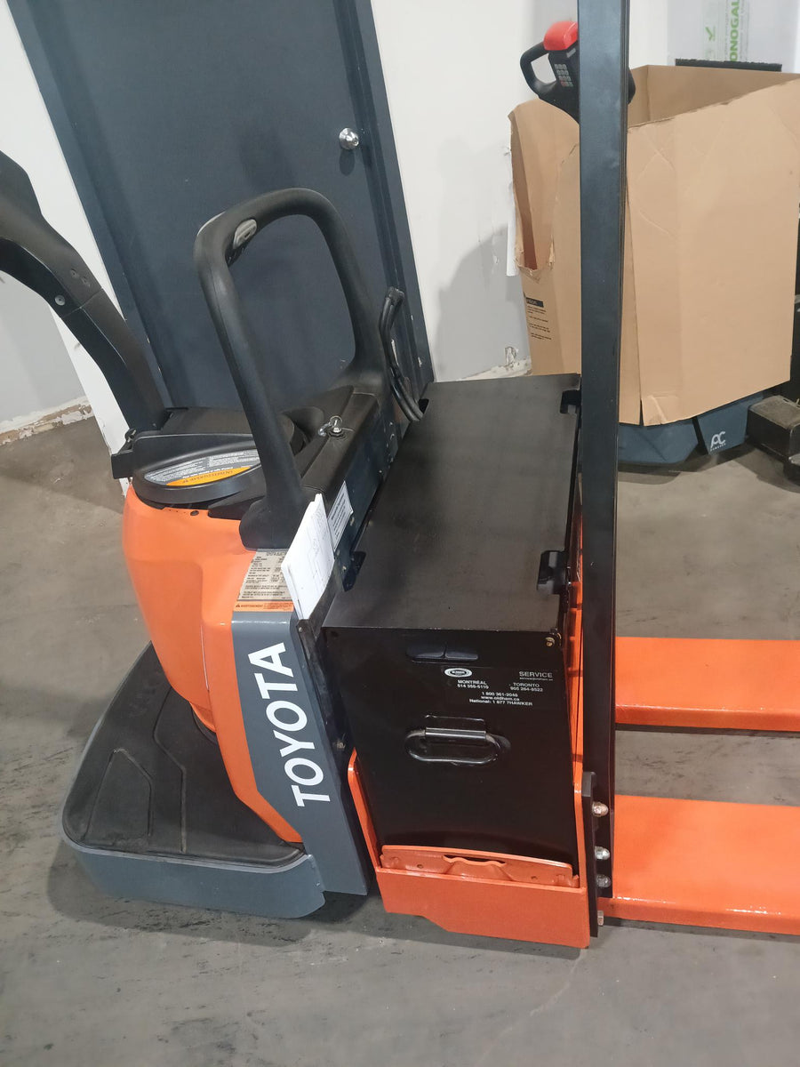 Used forklift for sale in Lachine | 2017 TOYOTA 6,000 LB Electric Walkie Rider Pallet Truck | Model: 8HBE30