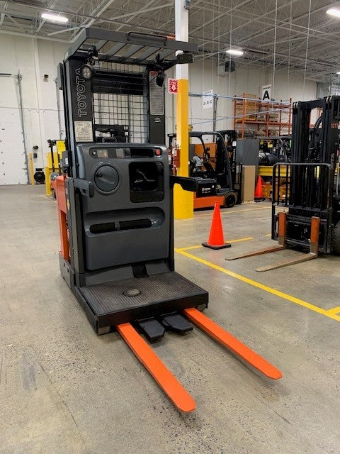 Used forklift for sale in Lachine | 2017 TOYOTA 3,000 LB Electric Order Picker | Model: 7BPUE15123