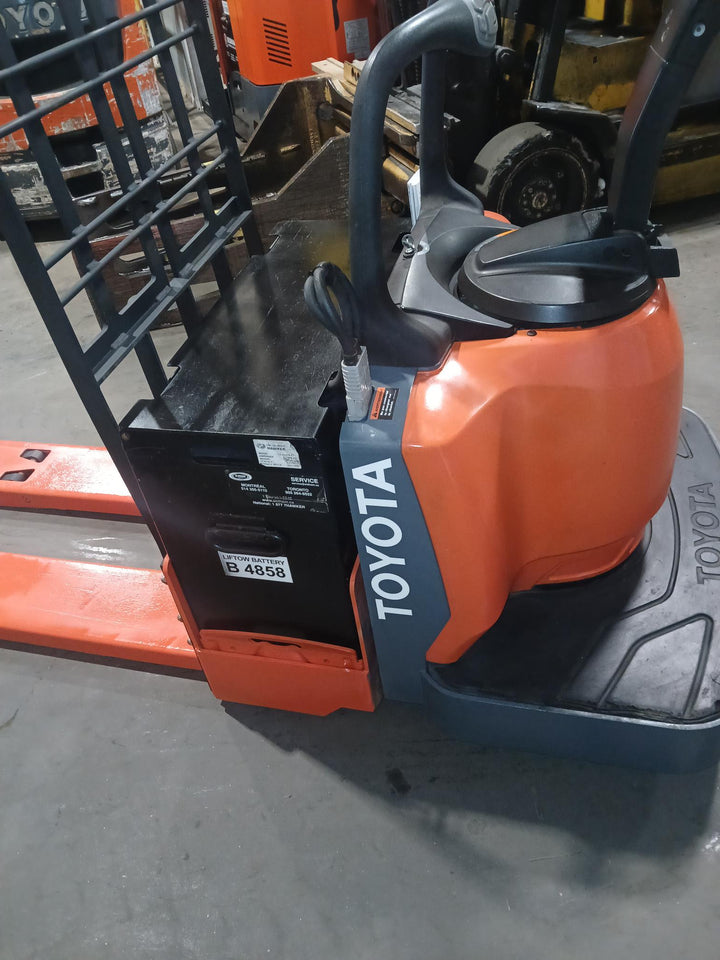 Used forklift for sale in Lachine | 2017 TOYOTA 6,000 LB Electric Walkie Rider Pallet Truck | Model: 8HBE30