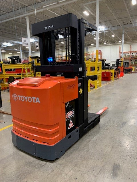 Used forklift for sale in Lachine | 2017 TOYOTA 3,000 LB Electric Order Picker | Model: 7BPUE15123