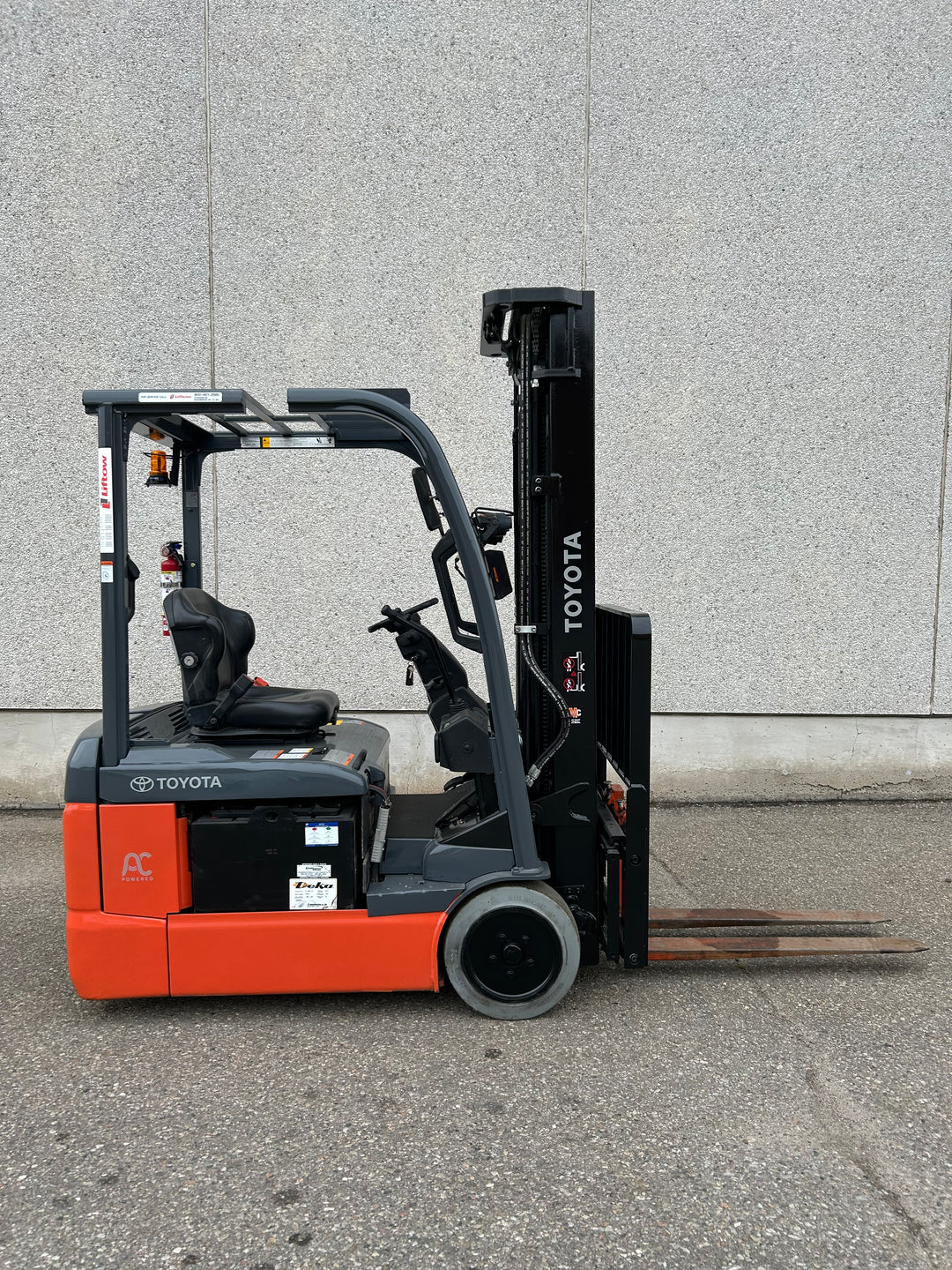 Used forklift for sale in Vaughan | 2016 TOYOTA 3,500 LB 3-Wheel Electric Forklift | Model: 8FBE18U