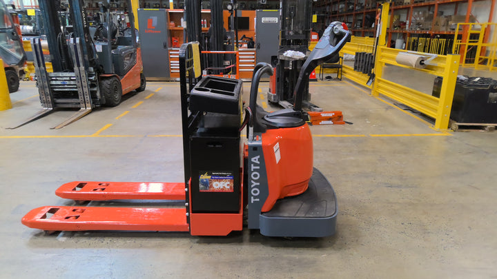 Used forklift for sale in Lachine | 2020 TOYOTA 6,000 LB Electric Walkie Rider Pallet Truck | Model: 8HBE30