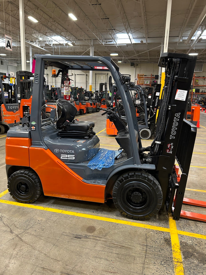 Used forklift for sale in Lachine | 2023 TOYOTA 5,000 LB IC Pneumatic Forklift | Model: 50-8FGU25