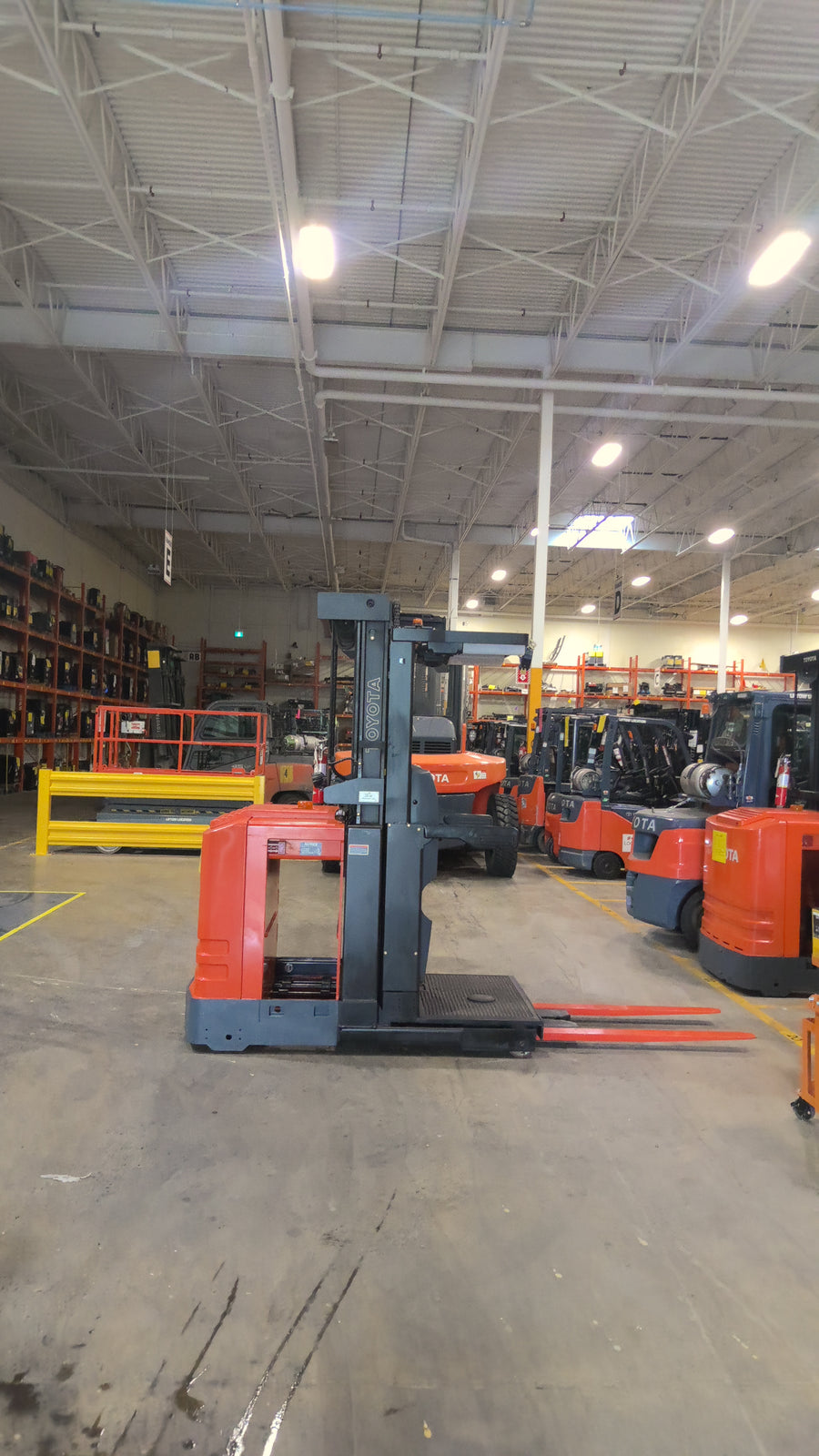 Used forklift for sale in Lachine | 2018 TOYOTA 3,000 LB Electric Order Picker | Model: 7BPUE15210