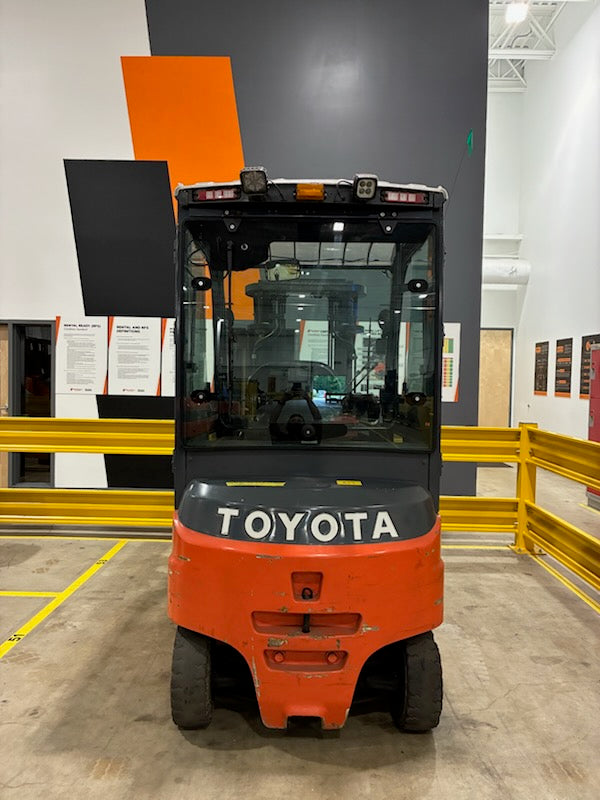 Used forklift for sale in Vermont | 2017 Toyota 5000 lbs capacity electric pnuematic 80 Volt w/charger . | Model: 05-8FBMK25T 