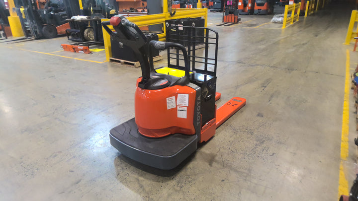 Used forklift for sale in Lachine | 2017 TOYOTA 6,000 LB Electric Walkie Rider Pallet Truck | Model: 8HBE30