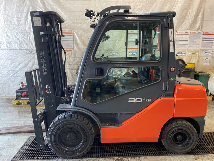 Used forklift for sale in Barrie | 2019 TOYOTA 6,000 LB IC Pneumatic Forklift | Model: 8FGU30