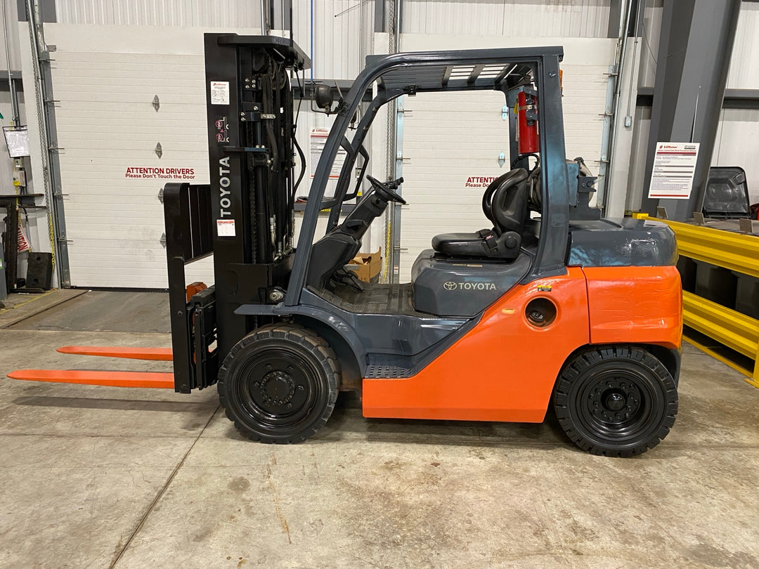 Used forklift for sale in Hamilton | 2015 TOYOTA 8,000 LB IC Pneumatic Forklift | Model: 8FG35U