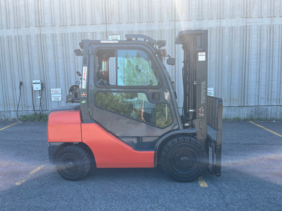 Used forklift for sale in Ottawa | 2019 TOYOTA 6,000 LB IC Pneumatic Forklift | Model: 8FGU30