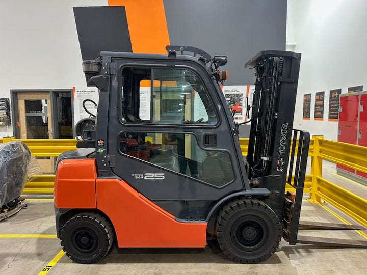 Used forklift for sale in Vermont | 2018 Toyota 2018 Toyota 5000 lbs capacity Propane powered lift with Factory cab with heater and side shifting fork positioner. | Model: 8FGU25 