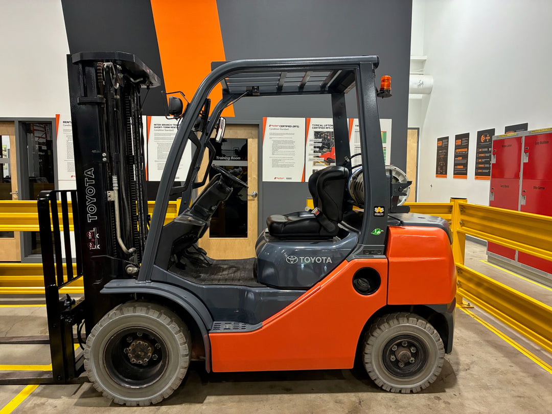 Used forklift for sale in Vermont | 2016 Toyota 2016 Toyota 5000 lbs capacity duel fuel option Propane and gasoline powered. | Model: 8FGU25