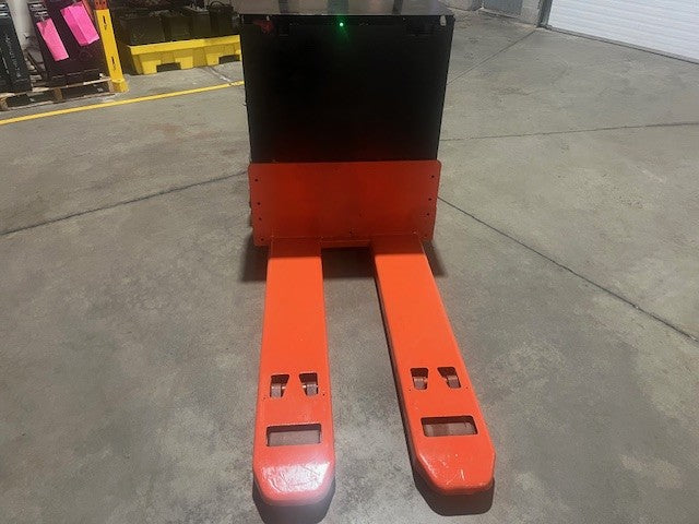 Used forklift for sale in Lachine | 2016 TOYOTA 6,000 LB Electric Walkie Rider Pallet Truck | Model: 8HBE30