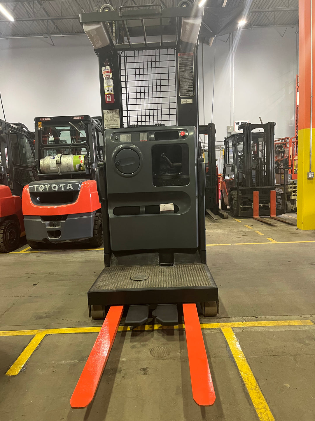 Used forklift for sale in Ottawa | 2018 TOYOTA 3000 LB Electric Order Picker | Model: 7BPUE15240