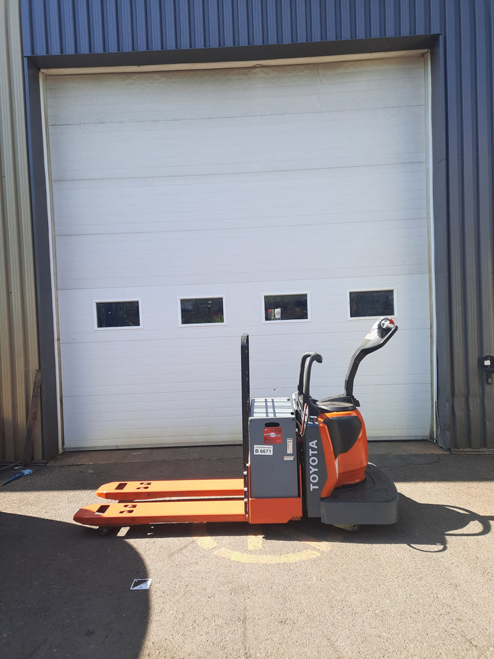 Used forklift for sale in Quebec | 2022 TOYOTA 6000 LB Electric Walkie Rider Pallet Truck | Model: 8HBE30