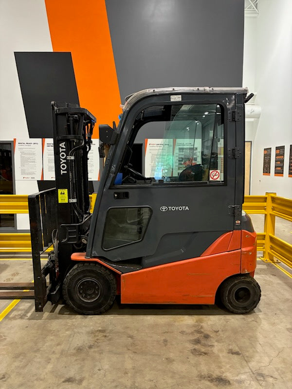 Used forklift for sale in Vermont | 2017 Toyota 5000 lbs capacity electric pnuematic 80 Volt w/charger . | Model: 05-8FBMK25T 