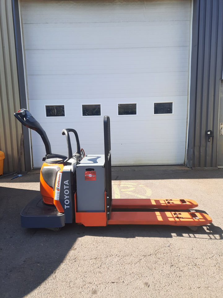 Used forklift for sale in Quebec | 2022 TOYOTA 6000 LB Electric Walkie Rider Pallet Truck | Model: 8HBE30