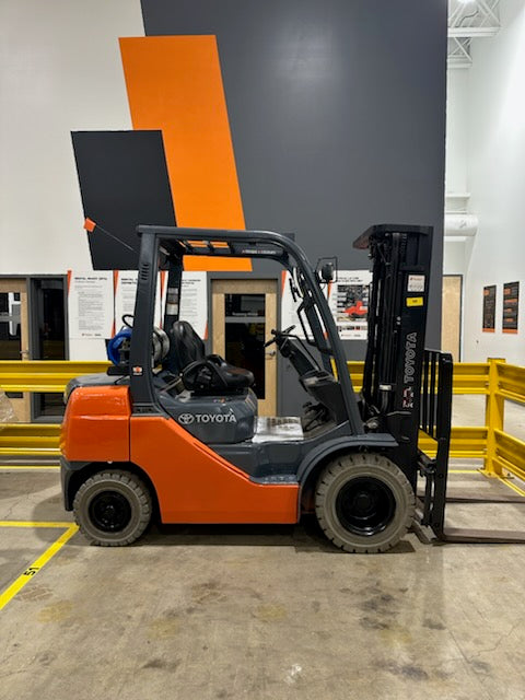 Used forklift for sale in Vermont | 2016 Toyota 2018 Toyota 5000 lbs capacity duel fuel Gas and Propane powered lift. | Model: 8FGU25