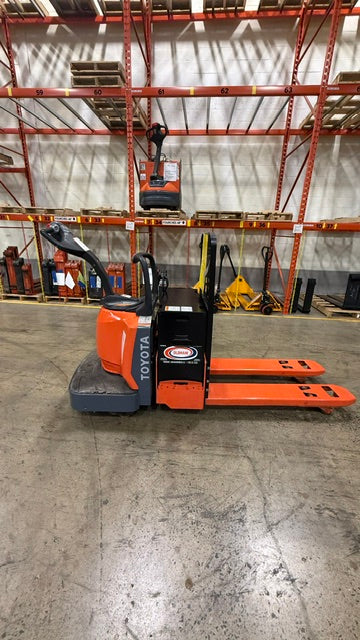 Used forklift for sale in Lachine | 2018 TOYOTA 6,000 LB Electric Walkie Rider Pallet Truck | Model: 8HBE30