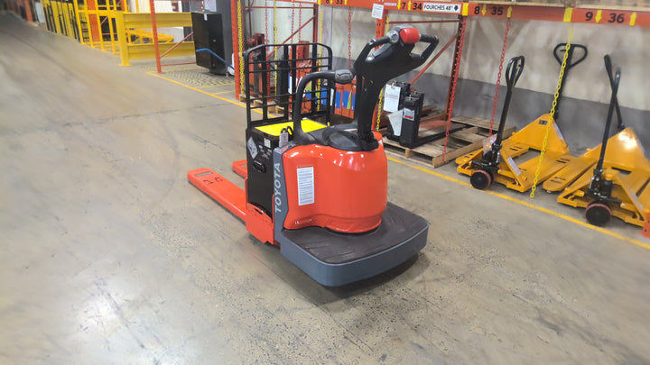 Used forklift for sale in Lachine | 2017 TOYOTA 6,000 LB Electric Walkie Rider Pallet Truck | Model: 8HBE30