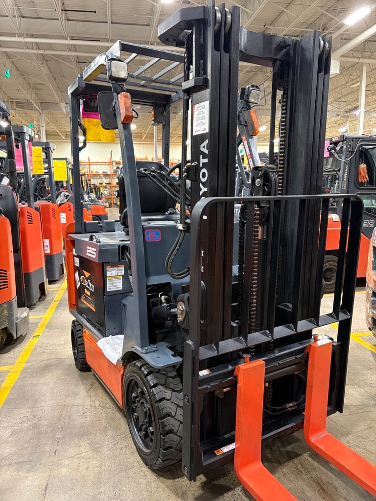 Used forklift for sale in Lachine | 2018 TOYOTA 5,000 LB Electric Cushion Forklift | Model: 8FBCU25