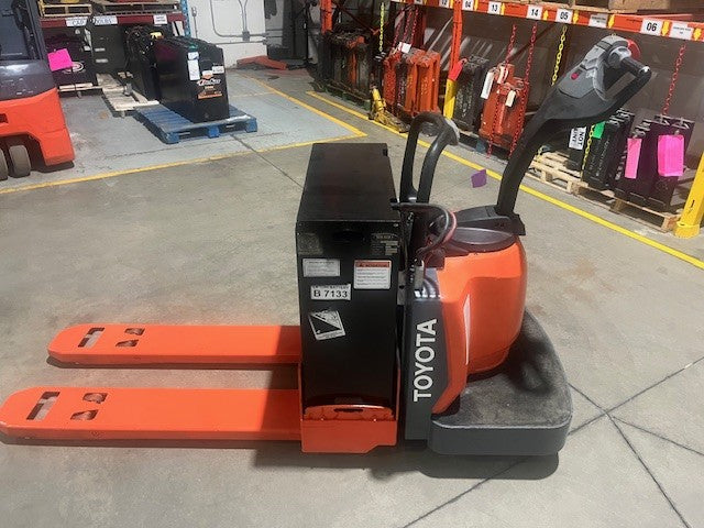 Used forklift for sale in Lachine | 2016 TOYOTA 6,000 LB Electric Walkie Rider Pallet Truck | Model: 8HBE30