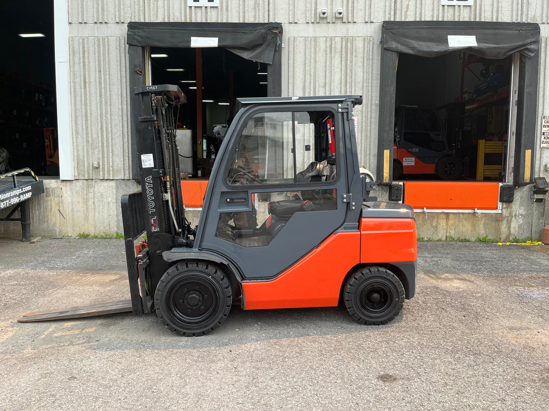 Used forklift for sale in Ottawa | 2021 TOYOTA 6,000 LB IC Pneumatic Forklift | Model: 8FGU30