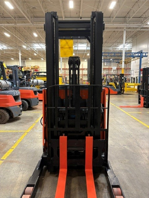 Used forklift for sale in Lachine | 2015 TOYOTA 3,500 LB Electric Reach Truck | Model: 9BR183S211