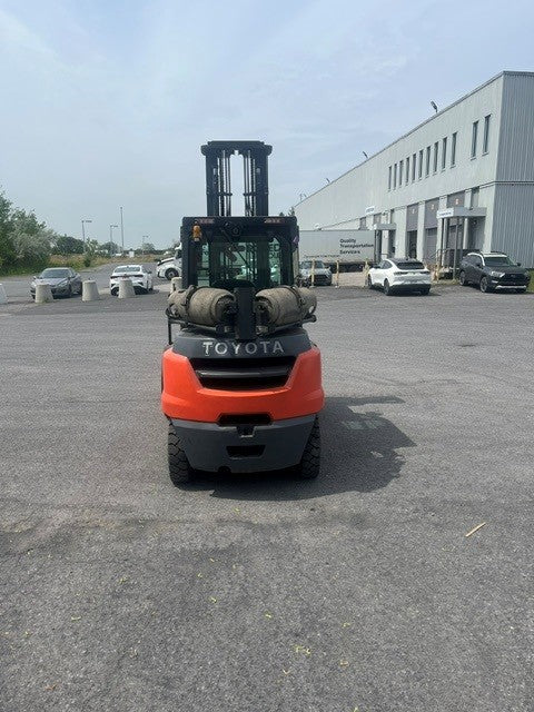 Used forklift for sale in Lachine | 2015 TOYOTA 10000 LB IC Pneumatic Forklift | Model: 8FG45U