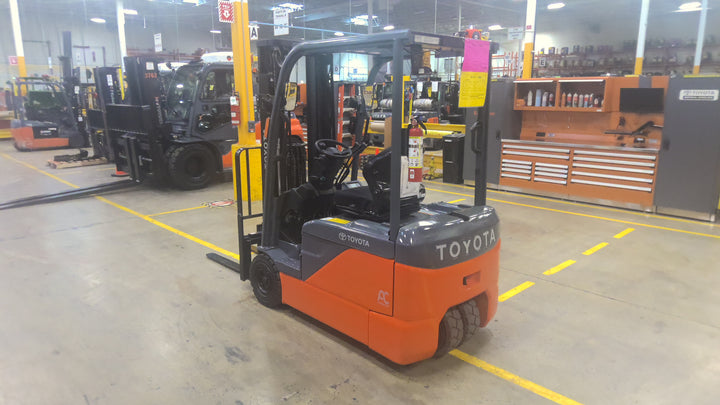 Used forklift for sale in Lachine | 2021 TOYOTA 4,000 LB 3-Wheel Electric Forklift | Model: 8FBE20U
