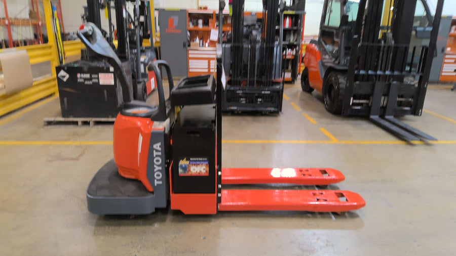 Used forklift for sale in Lachine | 2020 TOYOTA 6,000 LB Electric Walkie Rider Pallet Truck | Model: 8HBE30