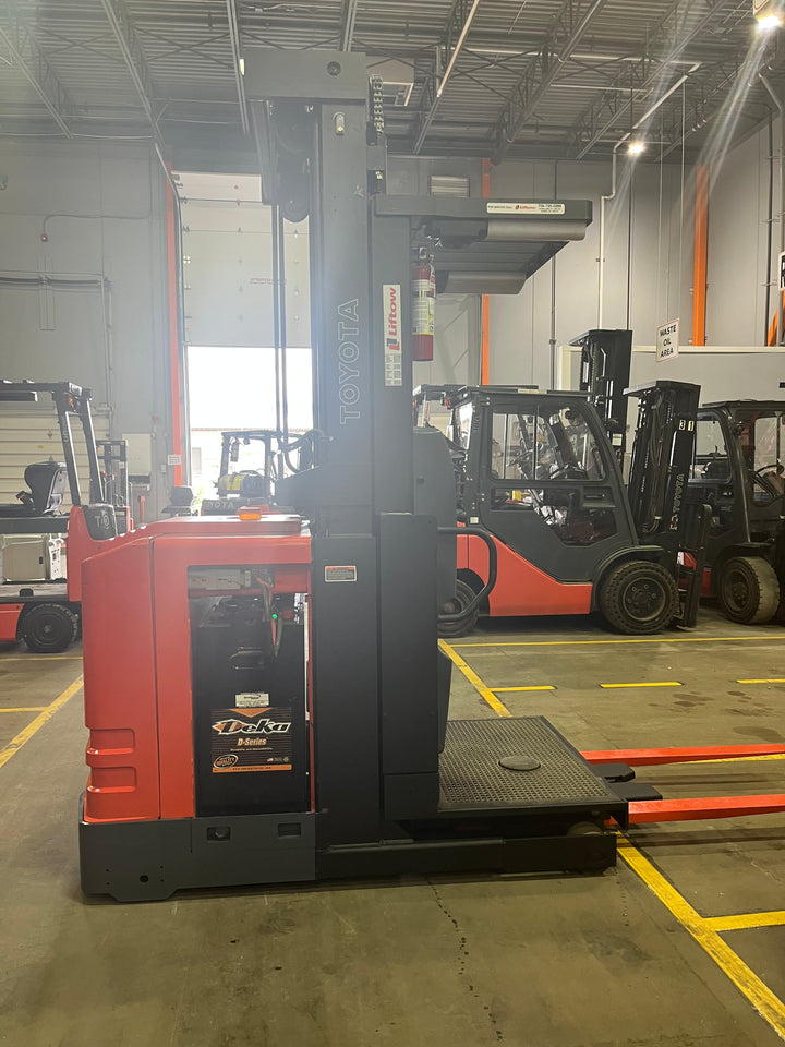 Used forklift for sale in Ottawa | 2018 TOYOTA 3000 LB Electric Order Picker | Model: 7BPUE15240