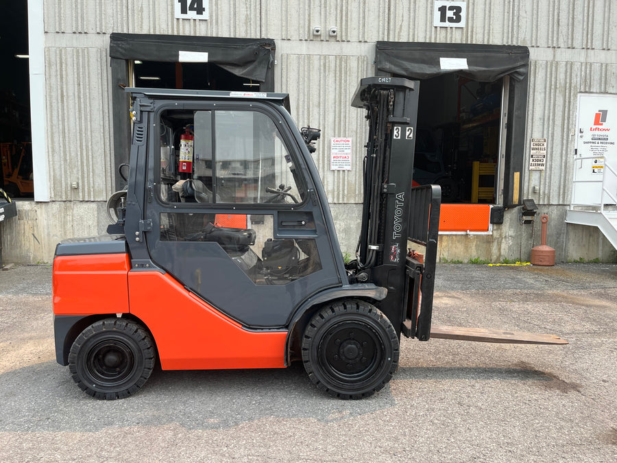 Used forklift for sale in Ottawa | 2021 TOYOTA 6,000 LB IC Pneumatic Forklift | Model: 8FGU30