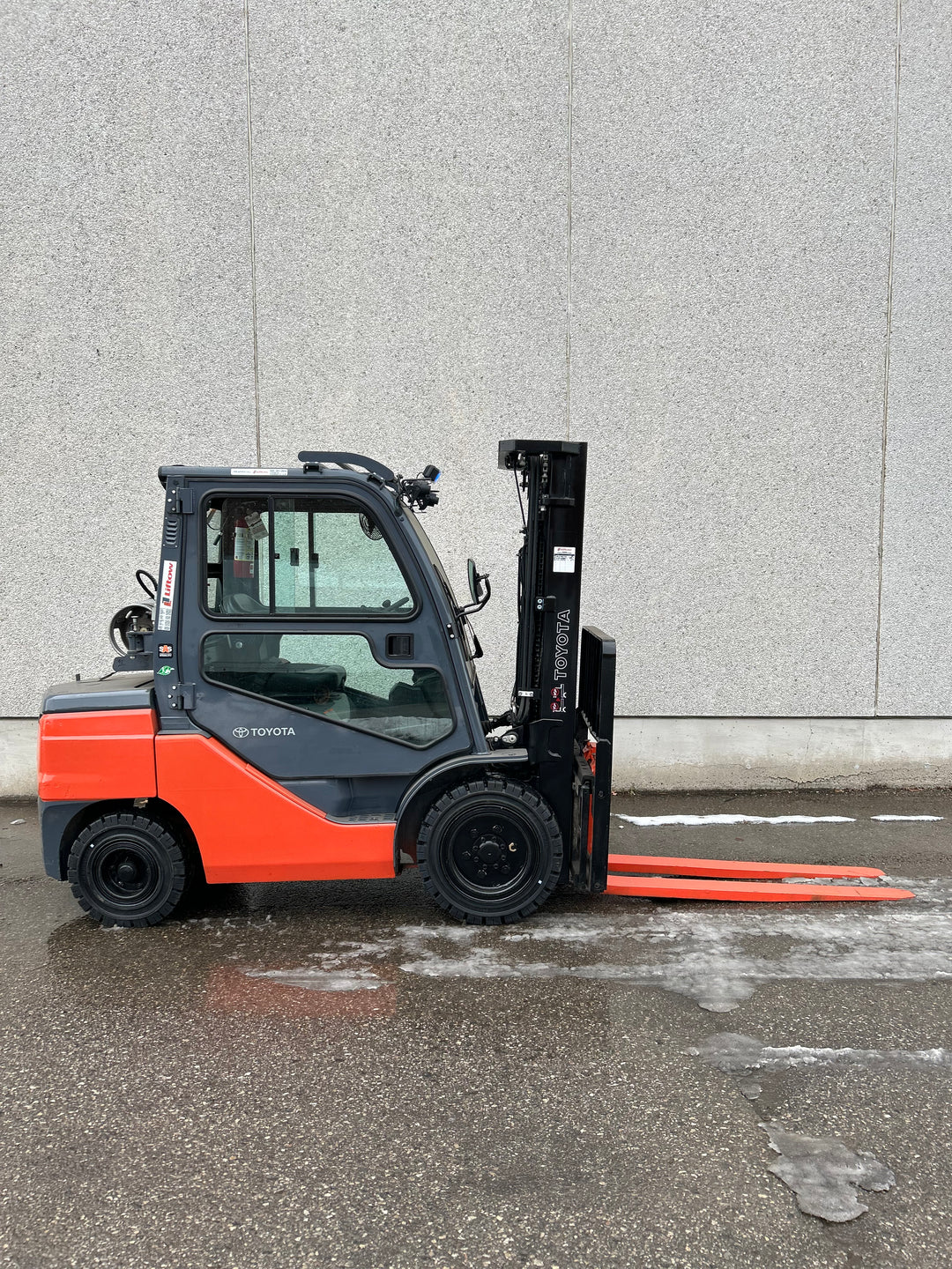 Used forklift for sale in Vaughan | 2021 TOYOTA 6,500 LB IC Pneumatic Forklift | Model: 8FGU32