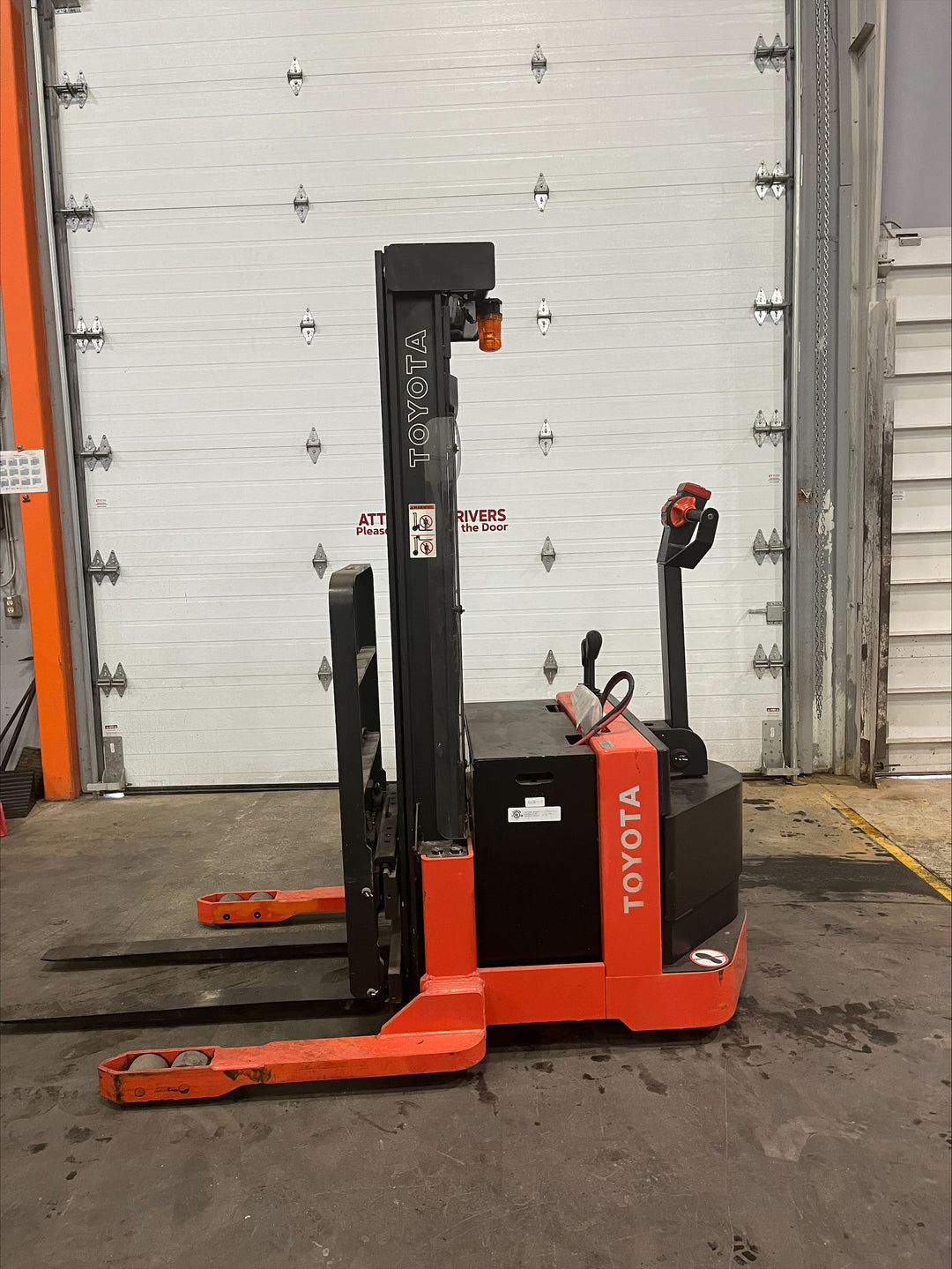 Used forklift for sale in Ottawa | 2018 TOYOTA 4,000 LB Electric Walkie Straddle Stacker | Model: 6BWS202L24
