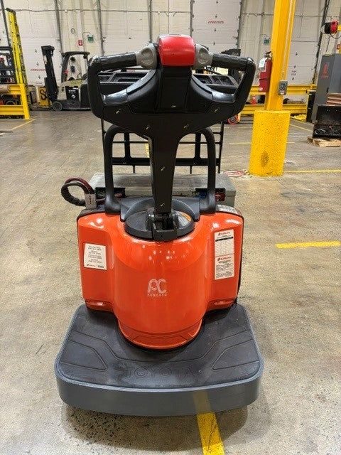 Used forklift for sale in Lachine | 2020 TOYOTA 6,000 LB Electric Walkie Rider Pallet Truck | Model: 8HBE30
