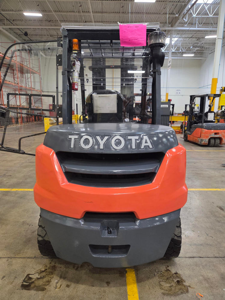 Used forklift for sale in Lachine | 2017 TOYOTA 10,000 LB Diesel Pneumatic Forklift | Model: 8FD45U