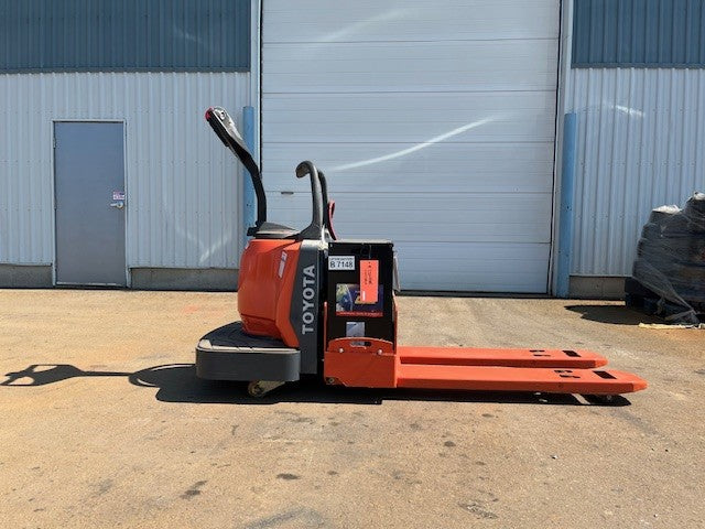Used forklift for sale in London | 2016 TOYOTA 6,000 LB Electric Walkie Rider Pallet Truck | Model: 8HBE30