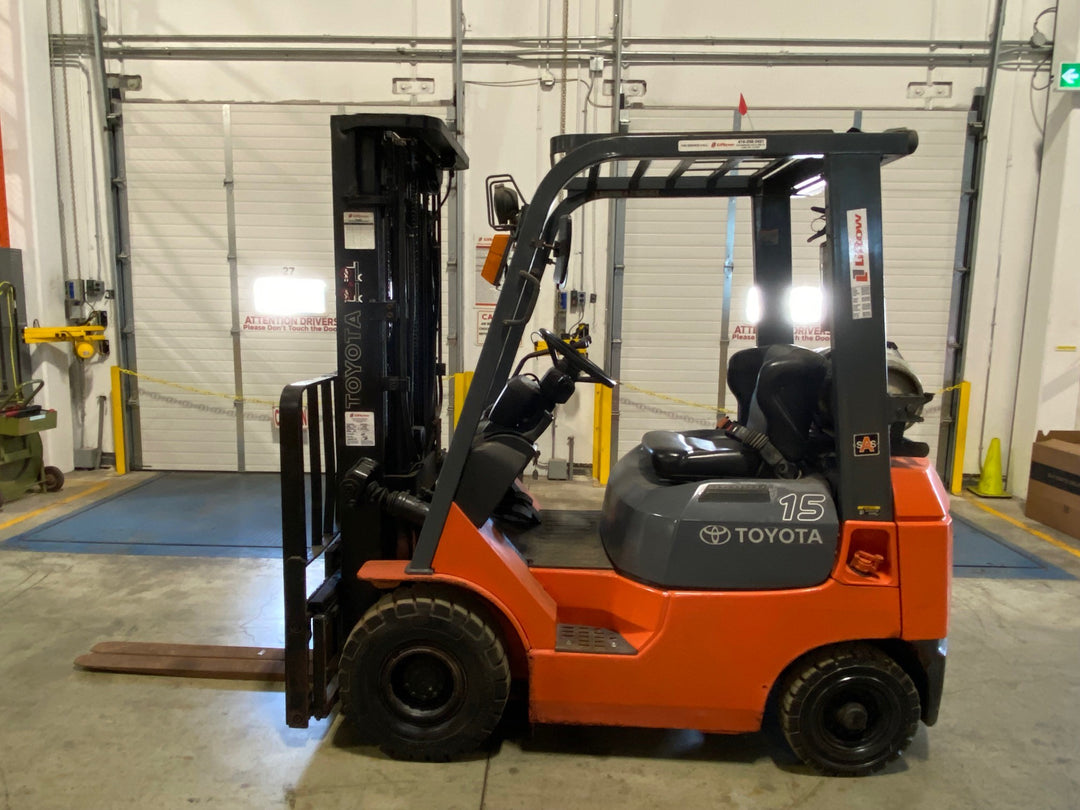 Used forklift for sale in Ajax | 2003 TOYOTA 3000 LB IC Pneumatic Forklift | Model: 7FGU15