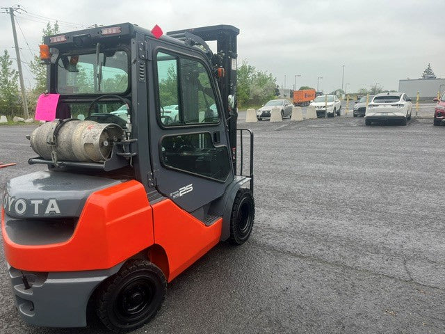 Used forklift for sale in Lachine | 2017 TOYOTA 5,000 LB IC Pneumatic Forklift | Model: 8FGU25