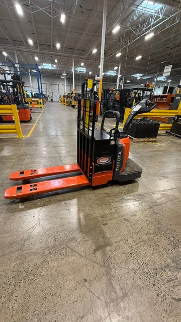 Used forklift for sale in Lachine | 2018 TOYOTA 6,000 LB Electric Walkie Rider Pallet Truck | Model: 8HBE30