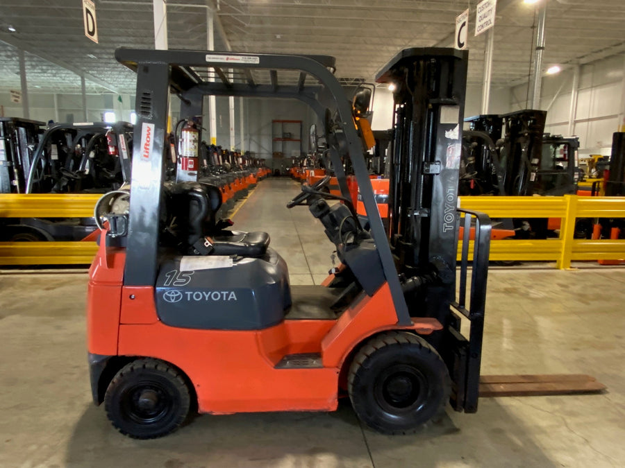 Used forklift for sale in Ajax | 2003 TOYOTA 3000 LB IC Pneumatic Forklift | Model: 7FGU15