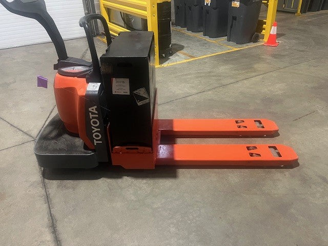 Used forklift for sale in Lachine | 2016 TOYOTA 6,000 LB Electric Walkie Rider Pallet Truck | Model: 8HBE30
