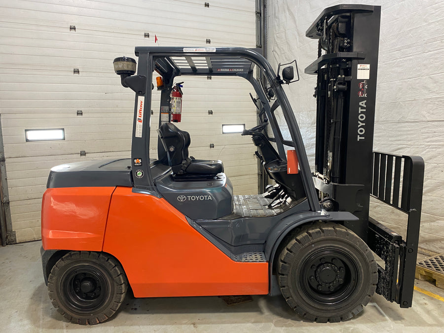 Used forklift for sale in Barrie | 2017 TOYOTA 10000 LB Diesel Pneumatic Forklift | Model: 8FD45U