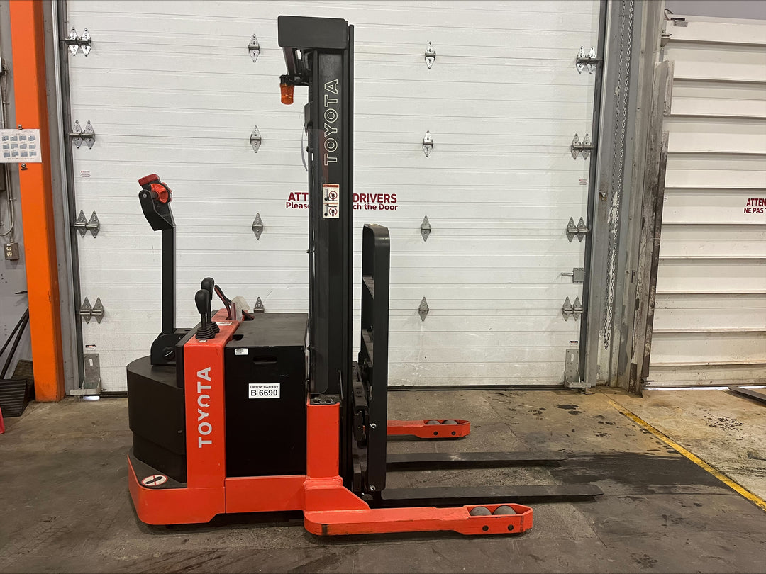 Used forklift for sale in Ottawa | 2018 TOYOTA 4,000 LB Electric Walkie Straddle Stacker | Model: 6BWS202L24
