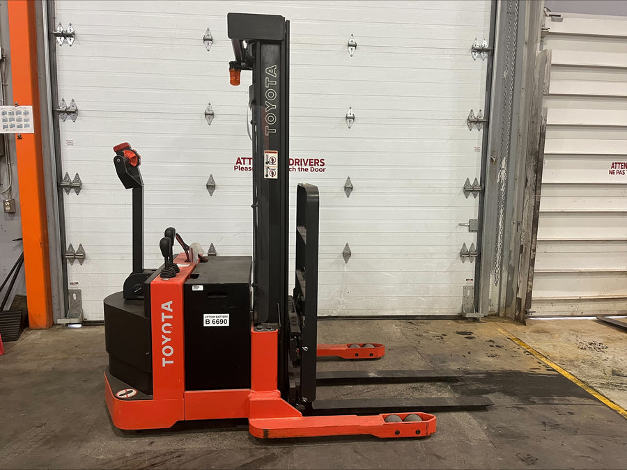Used forklift for sale in Ottawa | 2018 TOYOTA 4,000 LB Electric Walkie Straddle Stacker | Model: 6BWS202L24