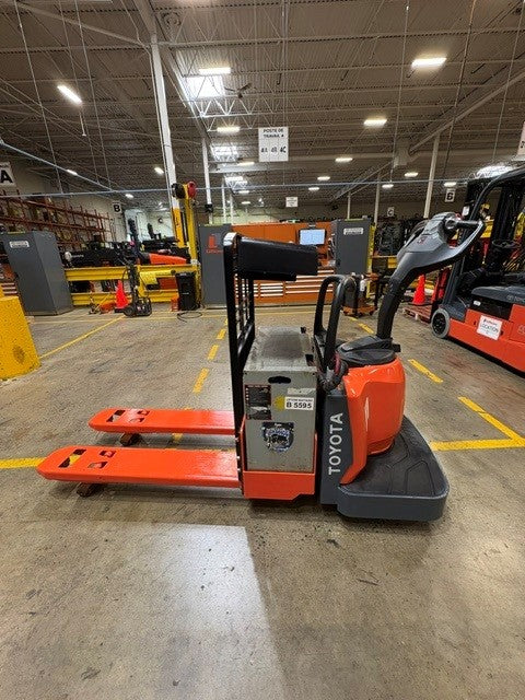 Used forklift for sale in Lachine | 2020 TOYOTA 6,000 LB Electric Walkie Rider Pallet Truck | Model: 8HBE30