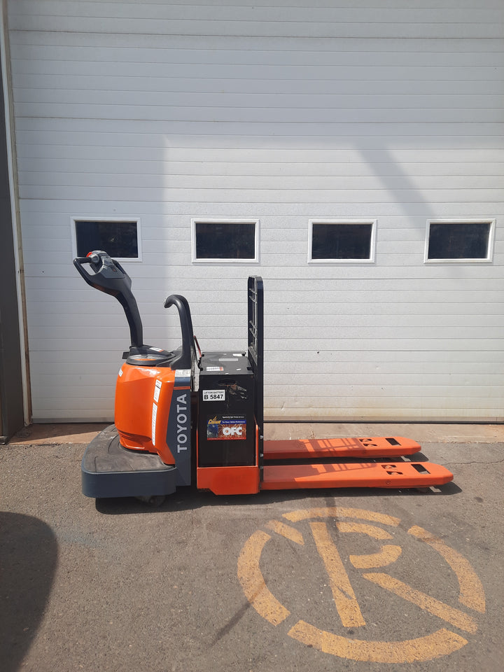 Used forklift for sale in Quebec | 2020 TOYOTA 6000 LB Electric Walkie Rider Pallet Truck | Model: 8HBE30