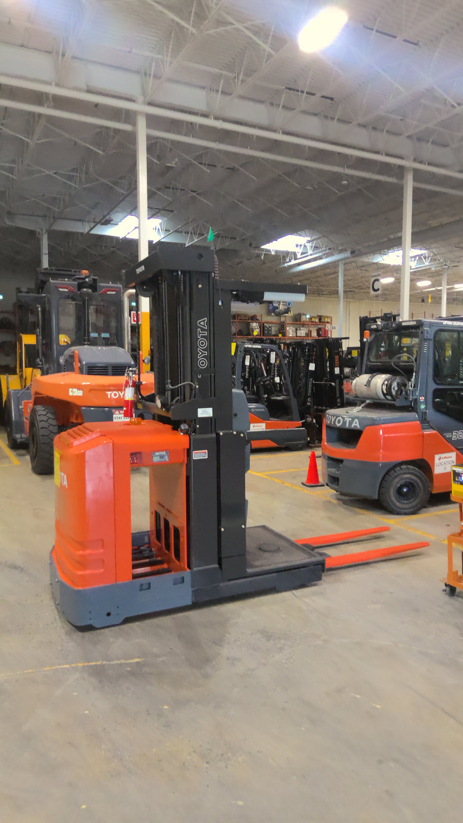 Used forklift for sale in Lachine | 2018 TOYOTA 3,000 LB Electric Order Picker | Model: 7BPUE15210