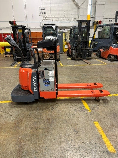 Used forklift for sale in Lachine | 2020 TOYOTA 6,000 LB Electric Walkie Rider Pallet Truck | Model: 8HBE30
