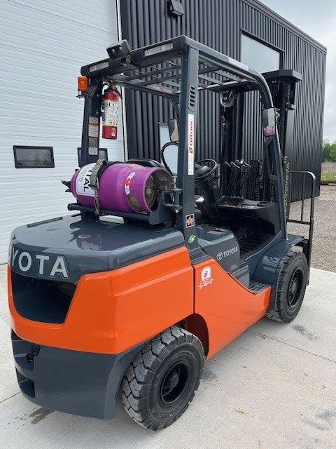 Used forklift for sale in Windsor | 2021 TOYOTA 6500 LB IC Pneumatic Forklift | Model: 8FGU32